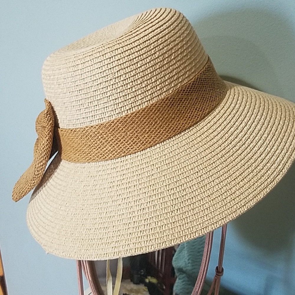 Beautiful Bow hat! - Picture 3 of 5